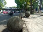 Awas Bahaya Ada Bola Batu Bergeser ke Bahu Jalan Tamansari Kota Bandung