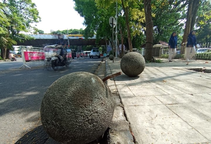 Awas Bahaya Ada Bola Batu Bergeser ke Bahu Jalan Tamansari Kota Bandung