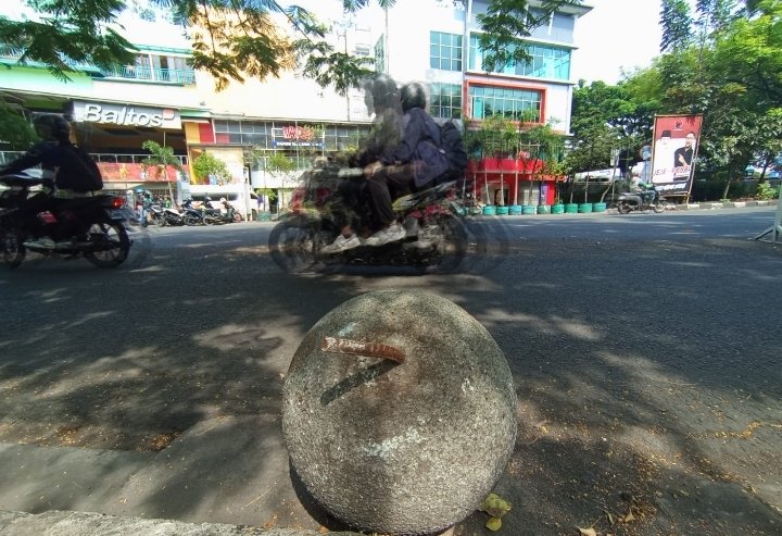 Awas Bahaya Ada Bola Batu Bergeser ke Bahu Jalan Tamansari Kota Bandung