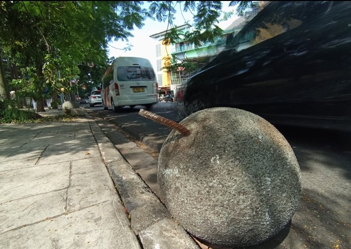 Awas Bahaya Ada Bola Batu Bergeser ke Bahu Jalan Tamansari Kota Bandung
