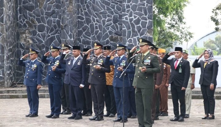 HUT TNI ke 79, Pj. Bupati dan Dandim Subang Ziarah ke TMP Cidongkol
