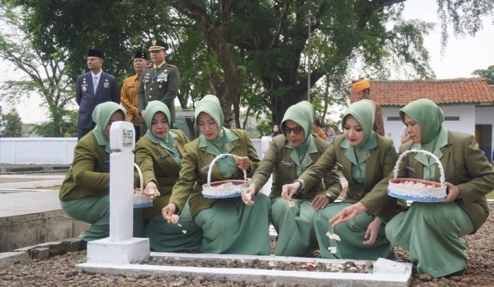 HUT TNI ke 79, Pj. Bupati dan Dandim Subang Ziarah ke TMP Cidongkol