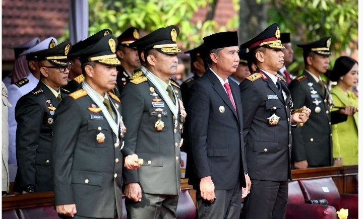 HUT KE-79 TNI,Penjabat Gubernur Jawa Barat Bey Machmudin Saksikan Atraksi Parade Militer di Makodam III Siliwangi