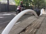 Pemasangan Besi di Jalan Tamansari Kota Bandung Agar Tidak Dijadikan Lahan Parkir di Trotoar