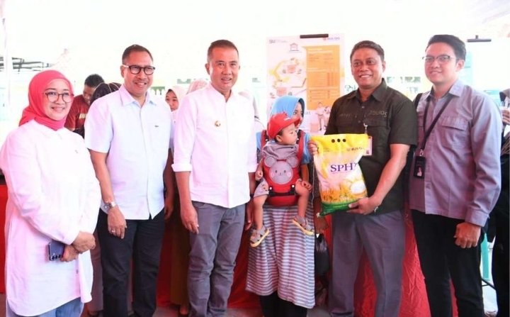 Penjabat Gubernur Jawa Barat Bey Machmudin Buka Gerakan Pangan Murah Serentak di Indramayu