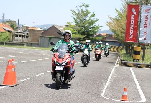 Tips Aman Berkendara untuk Pengemudi Ojek Online