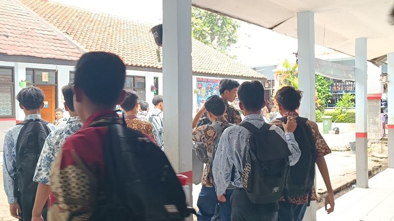 Kekurangan Kelas di SMPN 60 Bandung, Siswa Terpaksa Belajar di Lorong