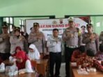 Polisi Subang Bagikan Makan Siang Gratis ke Siswa SDN Nyimplung
