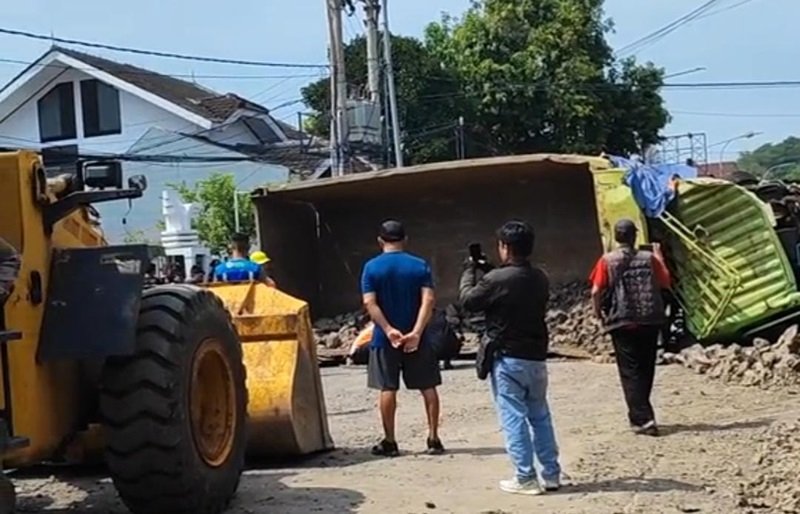 Sopir Jadi Tersangka Insiden Truk Batu Terguling di Subang