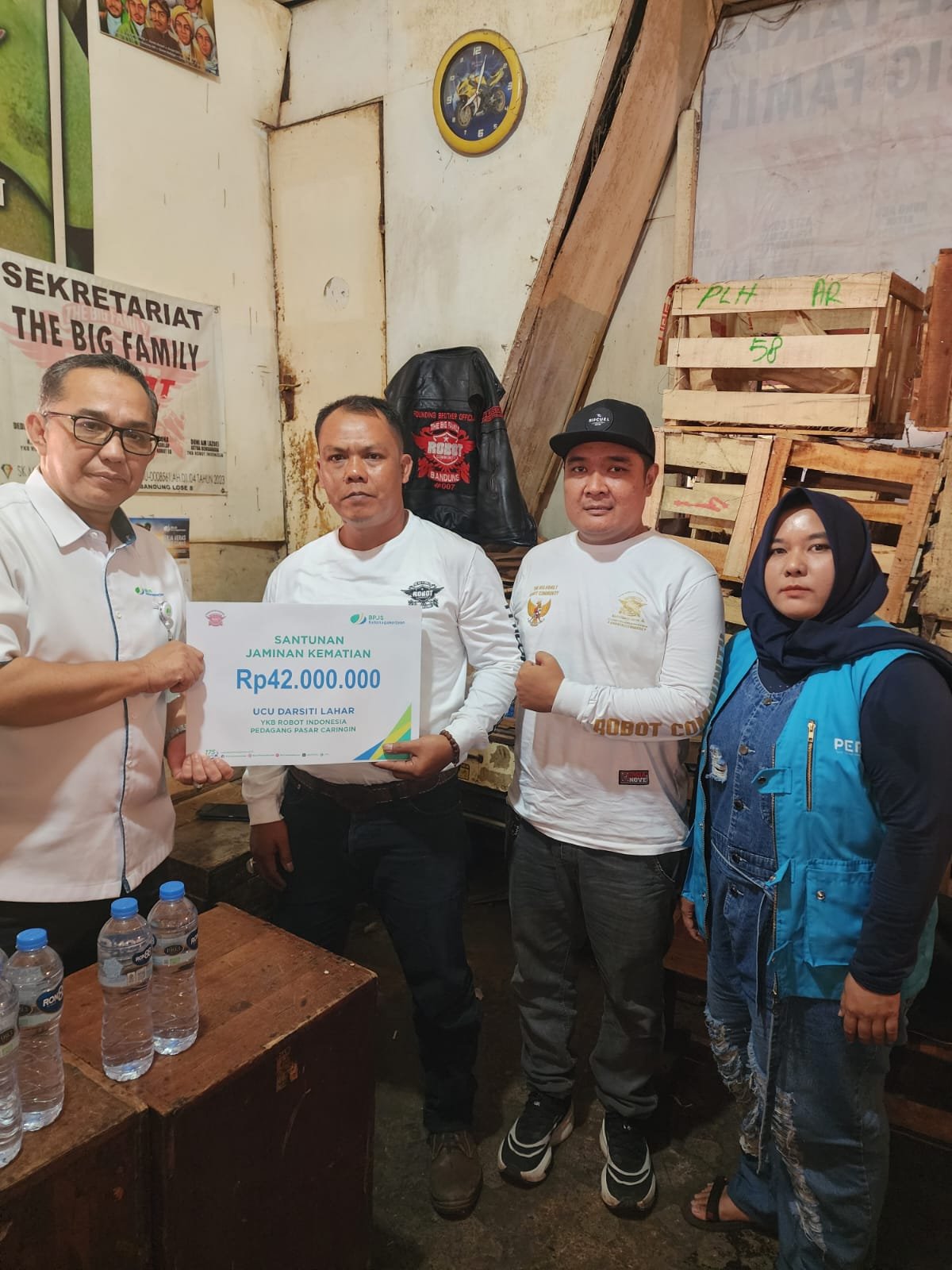 BPJS Ketenagakerjaan Serahkan Santunan JKM Rp42 Juta kepada Ahli Waris Pedagang Pasar Caringin Bandung