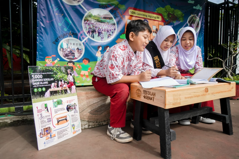 Nestle Indonesia Distribusi 5000 Bangku Daur ulang ke Sekolah Dasar