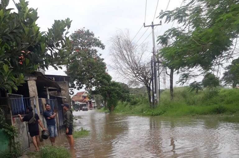 Sungai Cikambuy Meluap Banjiri Desa Gandasari