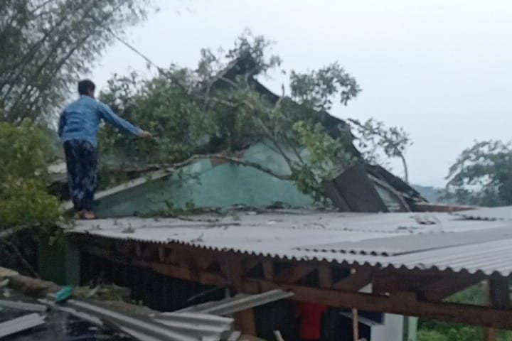 Ratusan Rumah di Bandung Barat Tersapu Angin Puting Beliung