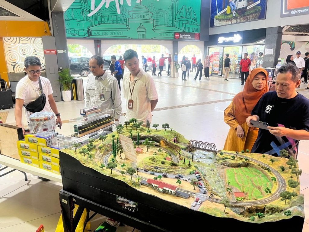 Manjakan Pelanggan KAI Daop 2 Hadirkan Diorama Miniatur KA Argo Parahyangan di Hall Stasiun Bandung