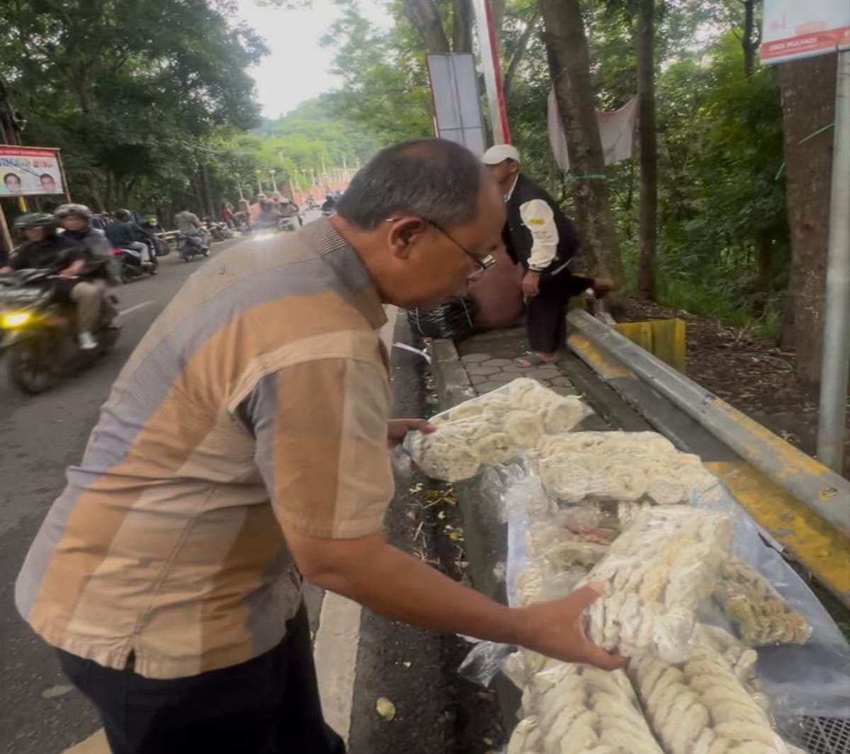 Nikmati Masa Tenang Pilkada Serentak 2024, Dikdik S Nugrahawan Pilih Jalan-jalan ke Pasar Tumpah