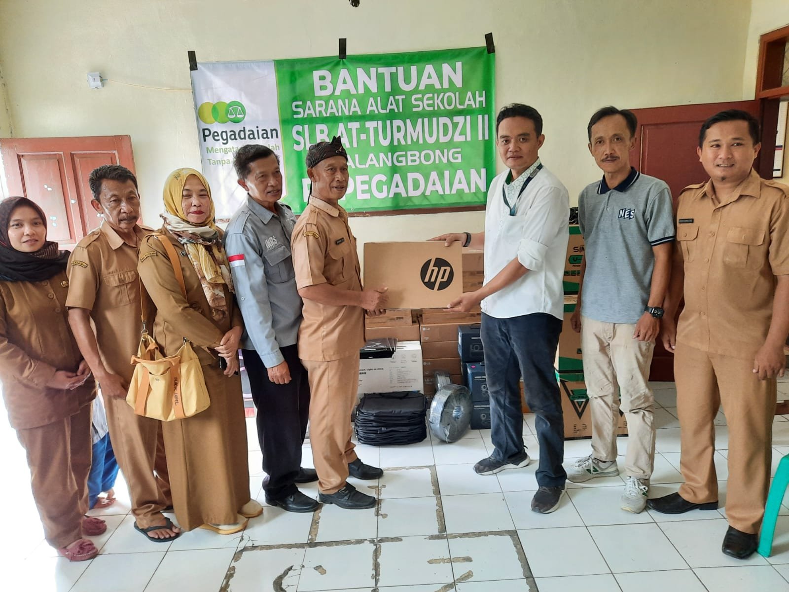 PT Pegadaian Salurkan Bantuan Pendidikan untuk SLB At-Turmudzi II Malangbong