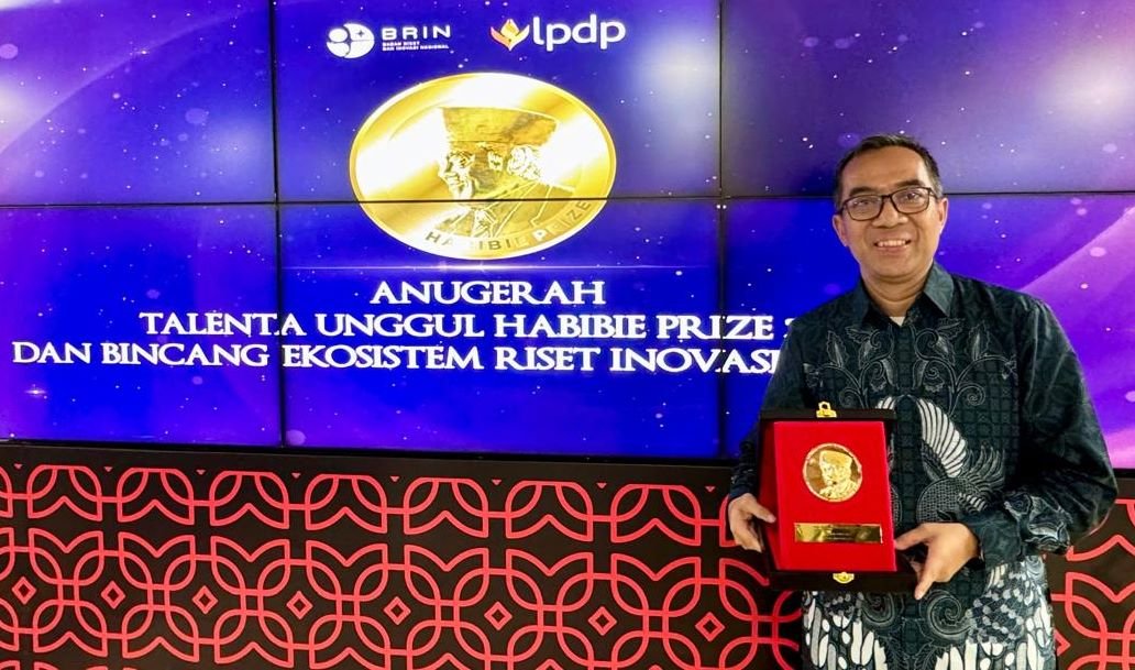 Dosen ITB, Brian Yuliarto Meraih Penghargaan Habibie Prize 2024 Bidang Ilmu Rekayasa