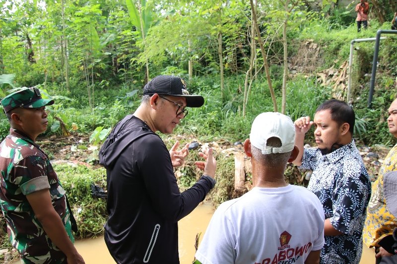 Tinjau Lokasi Banjir di Cikalongwetan, Pj Bupati Bandung Barat Pastikan Segera Lakukan Normalisasi Sungai