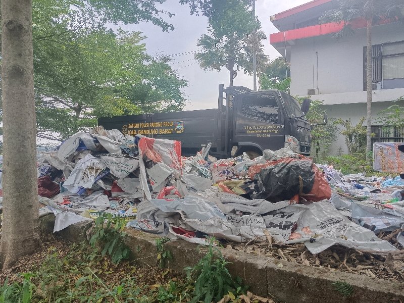 Satpol PP KBB Siap Bersihkan APK di Masa Tenang Pilkada Bandung Barat