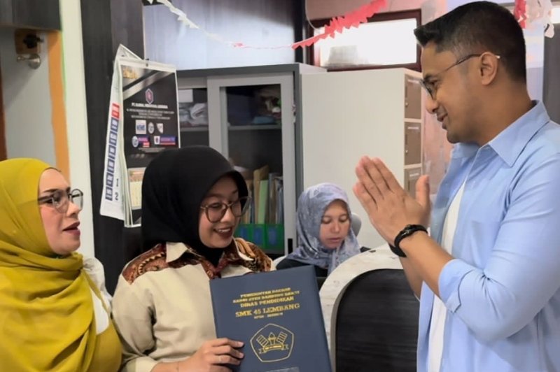 Tepati Janji, Hengky Kurniawan Bantu Siswa Ambil Ijazah yang Terkendala Biaya