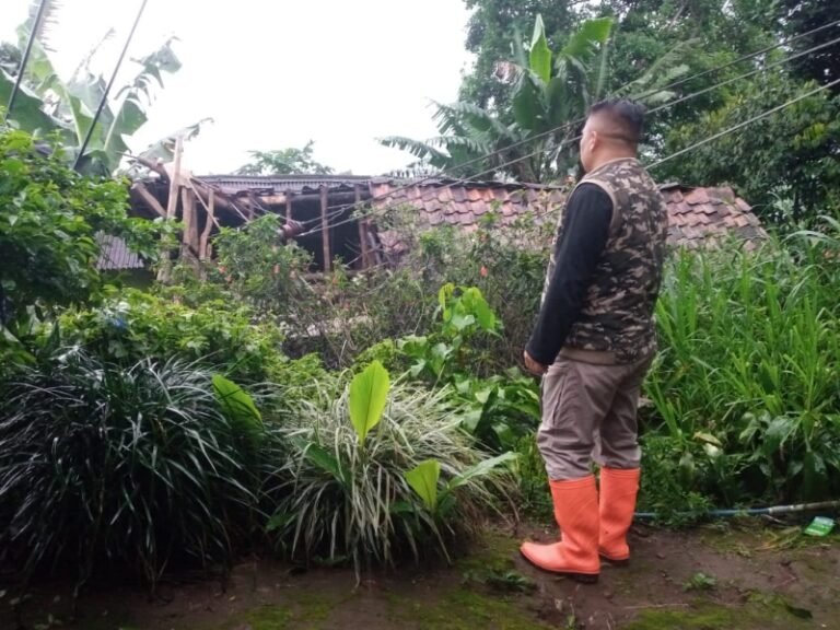 Tiga Rumah di Bandung Barat Rusak Tertimpa Tiang Listrik