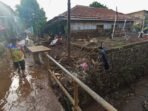 Warga Evakuasi Barang Usai Banjir Bandang di Desa Banjaran Wetan Kabupaten Bandung
