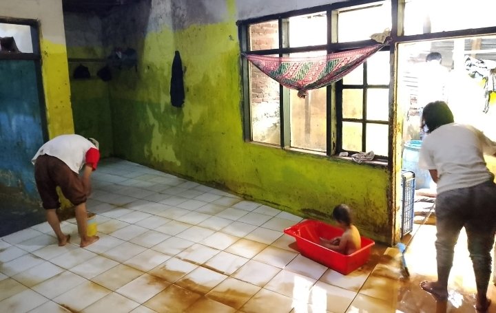 Usai Diterjang Banjir Bandang, Warga Kampung Muara Desa Banjaran Wetan, Kecamatan Banjaran, Kabupaten Bandung Mulai Bersih-bersih
