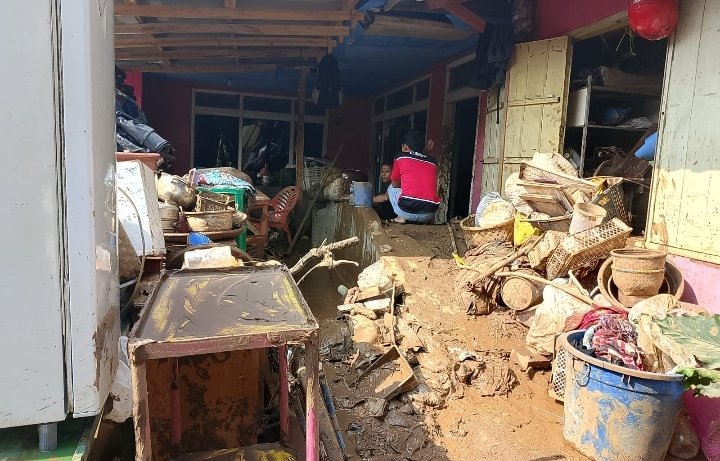 Usai Diterjang Banjir Bandang, Warga Kampung Muara Desa Banjaran Wetan, Kecamatan Banjaran, Kabupaten Bandung Mulai Bersih-bersih