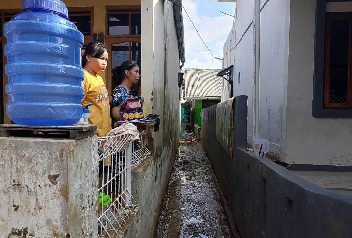 Usai Diterjang Banjir Bandang, Warga Kampung Muara Desa Banjaran Wetan, Kecamatan Banjaran, Kabupaten Bandung Mulai Bersih-bersih