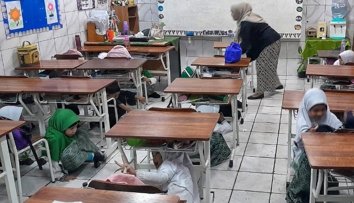 Edukasi Mitigasi Bencana di Lingkungan Sekolah di SD Mathla'ul Khoeriyah, Tamansari, Kota Bandung