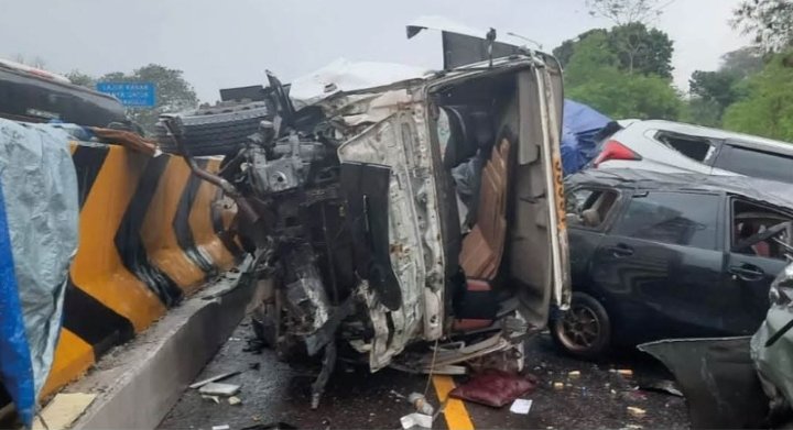 Diduga Karena Rem Blong, Truk Seruduk Belasan Kendaraan di Tol Cipularang, Satu Meninggal 22 Terluka