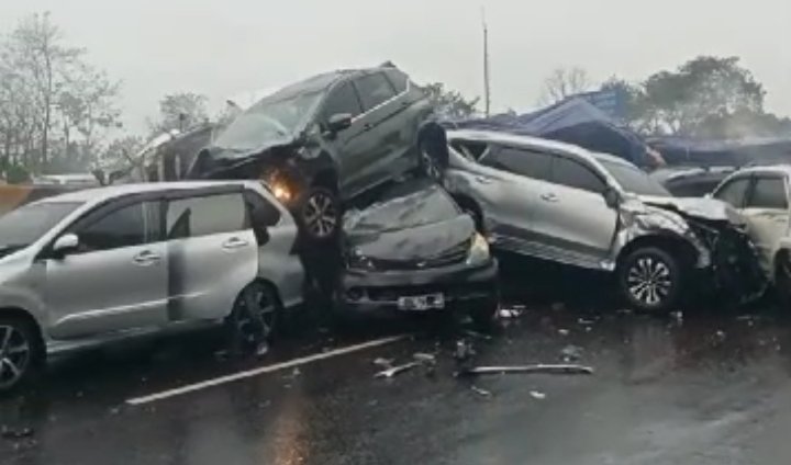 Diduga Karena Rem Blong, Truk Seruduk Belasan Kendaraan di Tol Cipularang, Satu Meninggal 22 Terluka