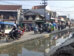 Perbaikan Jalan Penghubung Cicalengka-Cikancung di Kabupaten Bandung Mangkrak, Beberapa Titik Belum Tuntas, Jalanan Macet