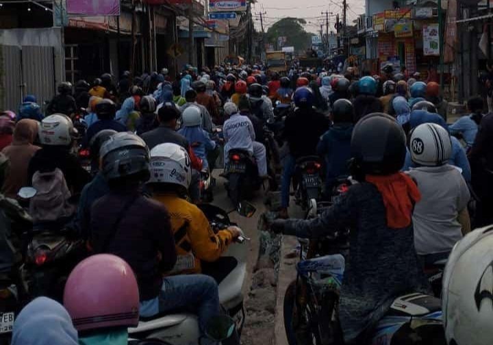 Perbaikan Jalan Penghubung Cicalengka-Cikancung di Kabupaten Bandung Mangkrak, Beberapa Titik Belum Tuntas, Jalanan Macet