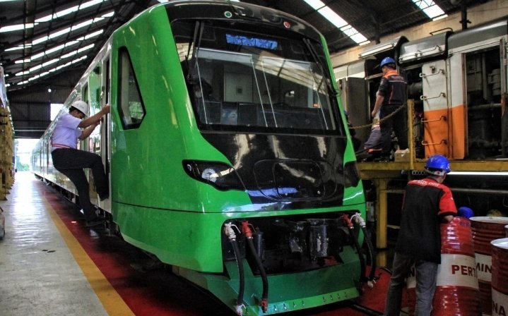 Jumlah Penumpang Fedder Kereta Cepat Jakarta Bandung