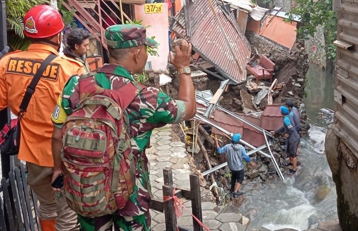 Dua Rumah Terdampak Ambruknya Kirmir di Kawasan Sungai Citepus Industri Kota Bandung