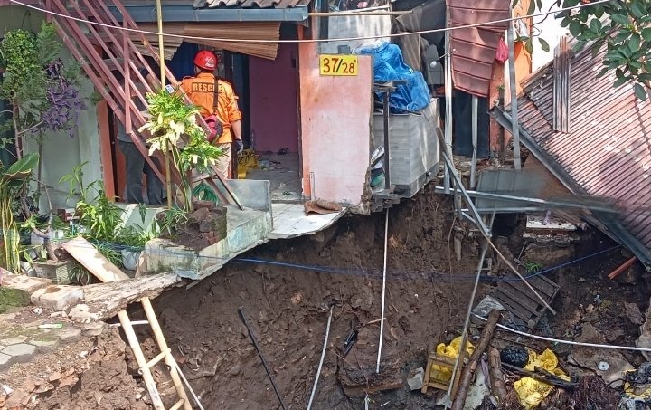 Dua Rumah Terdampak Ambruknya Kirmir di Kawasan Sungai Citepus Industri Kota Bandung