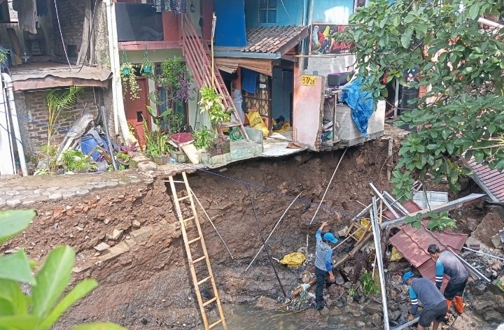 Dua Rumah Terdampak Ambruknya Kirmir di Kawasan Sungai Citepus Industri Kota Bandung