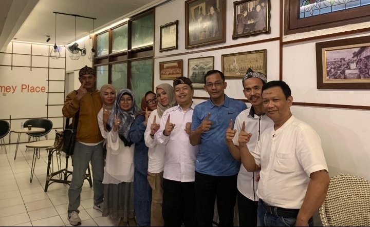 Relawan Prabowo Mania Ajak Warga Ngadandanan Kota Bandung bersama Dandan Riza Wardana dan Arif Wijaya