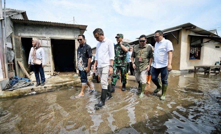 Penjabat Gubernur Jawa Barat Bey Machmudin Tinjau Banjir Rob di Indramayu