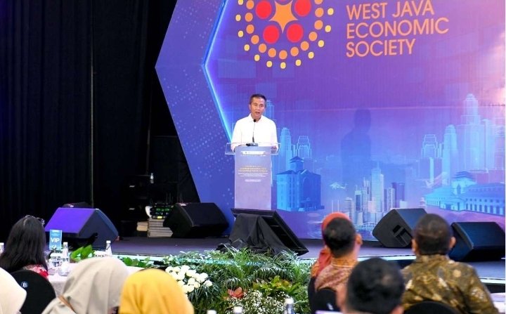 WJES 2024, Penjabat Gubernur Jawa Barat Bey Machmudin Terima Buku Putih Kebijakan Ekonomi Daerah dari Bank Indonesia