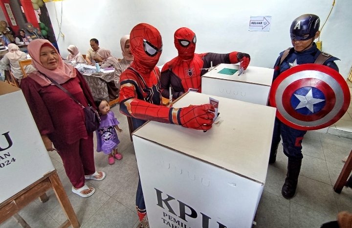 TPS Unik dengan Tema Superhero di Kota Cimahi