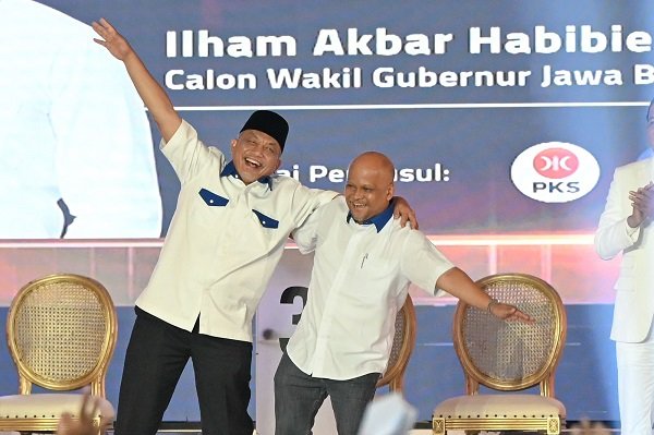 Tampilkan Gestur Pesawat Terbang di Debat Pilgub Jabar, Pasangan ASIH Curi Perhatian Publik