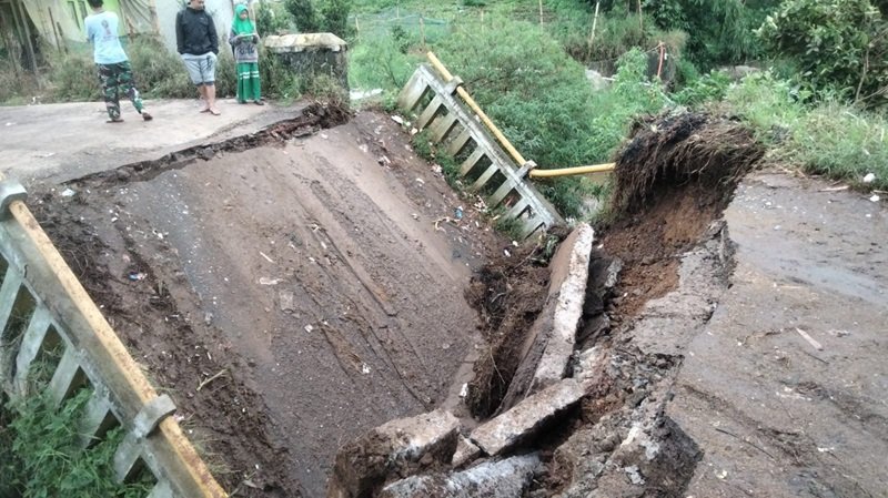 Jembatan Penghubung Desa Tarumajaya-Cikembang Runtuh