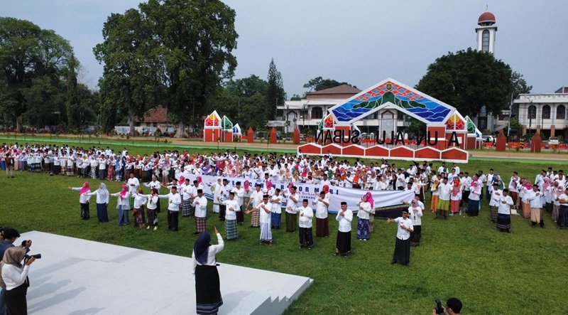 ASN Catatkan Rekor MURI Pemakaian Sarung Tenun Terbanyak 