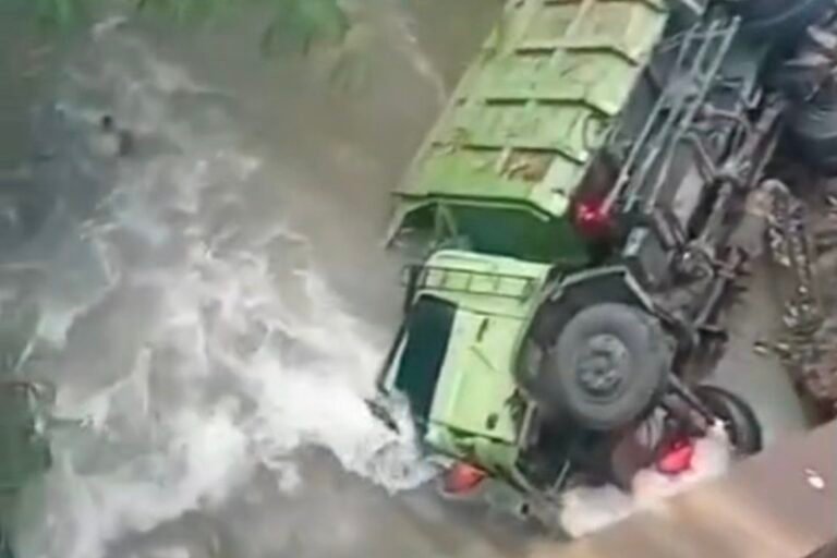 Truk Fuso di Bandung Barat Terjun ke Jurang