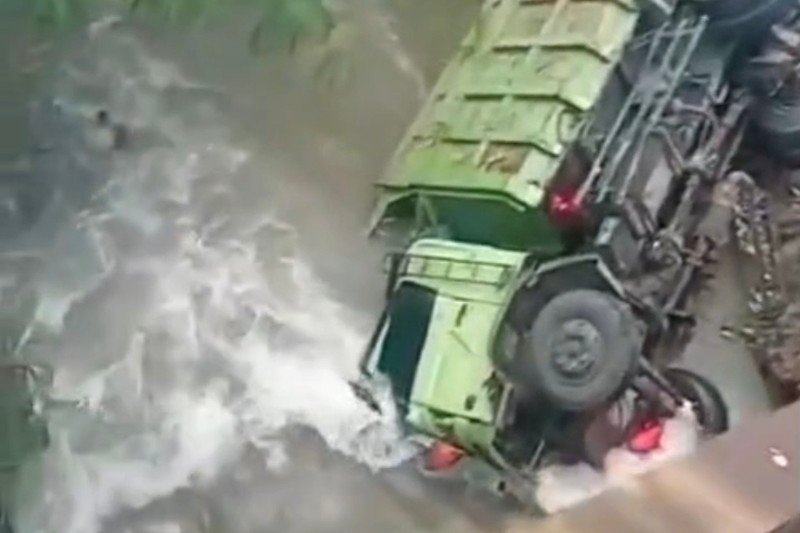 Truk Fuso di Bandung Barat Terjun ke Jurang
