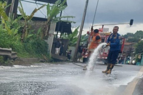 Cairan Kimia Tumpah di Sepanjang Jalan Cikalongwetan Bandung Barat, Ratusan Pengendara Mengalami Kerugian