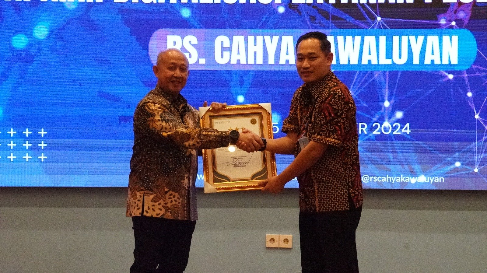 Direktur Teknologi Informasi BPJS Kesehatan Berikan Penghargaan Transformasi Digital kepada RS Cahya Kawaluyan