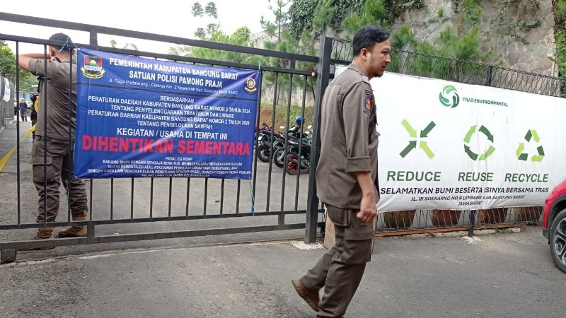 Belum Kantongi Izin, Satpol PP KBB Segel Tempat Pengolahan Sampah di Lembang